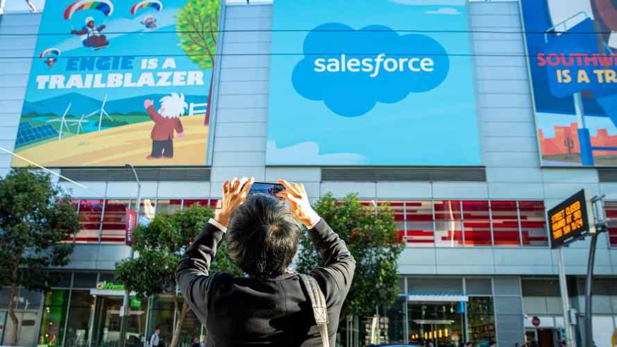 Hombre toma una foto del logotipo de Salesforce