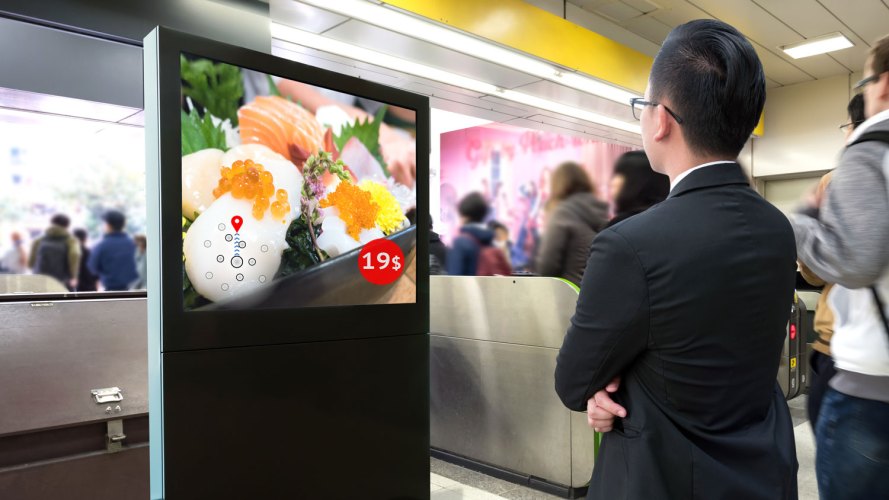 Hombre mirando una valla publicitaria digital inteligente AI que le sugiere sushi