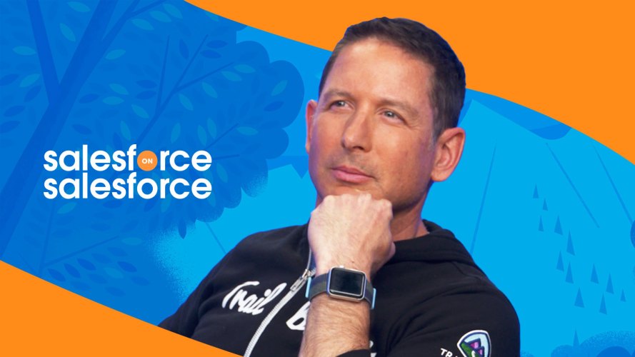 primer plano de un hombre con la barbilla apoyada en el puño: Salesforce en Salesforce, tubería para impulsar el crecimiento
